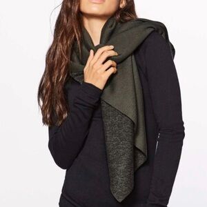 Lululemon Flow and Go Scarf NWT Dark olive and Black Boolux material